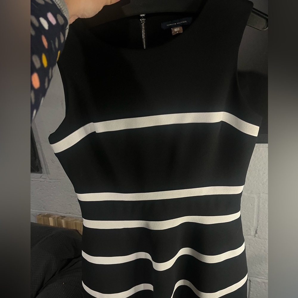 Classic fit and flare Tommy Hilfiger dress. Black and white sz 6 - Picture 4 of 5